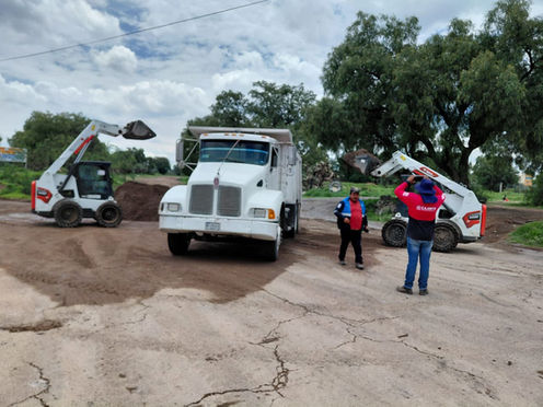 Personal de las brigadas de Conagua operando un camión hidroneumático para desazolvar calles inundadas en Tizayuca.