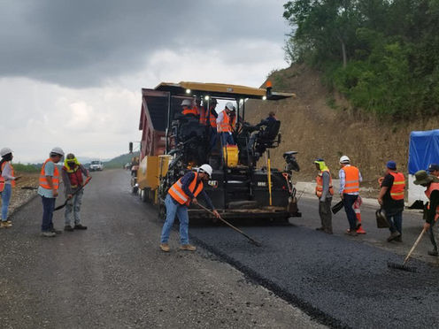 Futuros ingenieros de la UTHH dominan técnicas de pavimentación