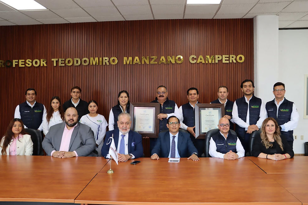 Autoridades educativas de Hidalgo entregando el certificado internacional de calidad ISO 21001 al rector de la UICEH.