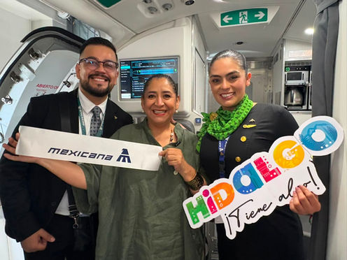 Avión comercial de la aerolínea Mexicana de Aviación listo para el despegue en la pista del aeropuerto AIFA.