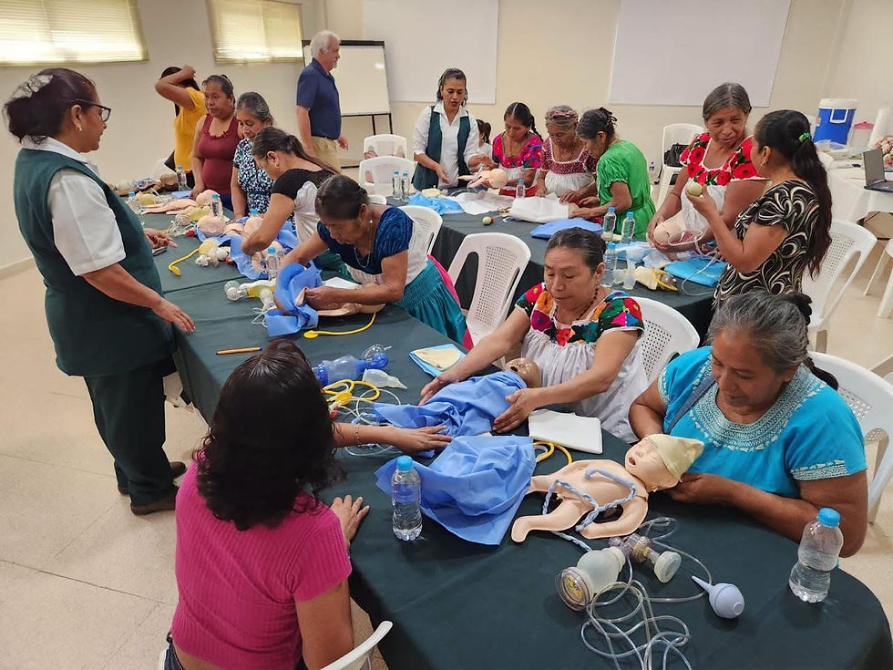 Parteras de la Huasteca participando en un taller médico impartido en la Casa de la Mujer Indígena.