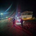 Elementos de la policía municipal revisando los números de serie de un vehículo recuperado durante el Operativo Búho.