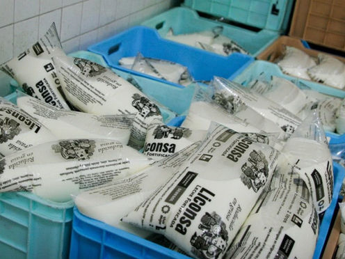 Familias de Pachuca acudiendo a las nuevas instalaciones del programa Leche para el Bienestar en el Campo de Tiro.