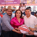 Maestros barbacoyeros sirviendo tacos tradicionales durante el Concurso de la Barbacoa en la Feria de la Barbacoa 2026.