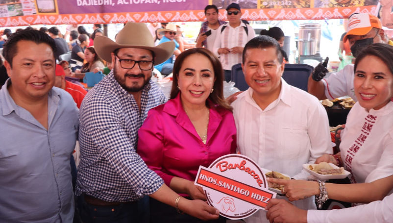 Maestros barbacoyeros sirviendo tacos tradicionales durante el Concurso de la Barbacoa en la Feria de la Barbacoa 2026.