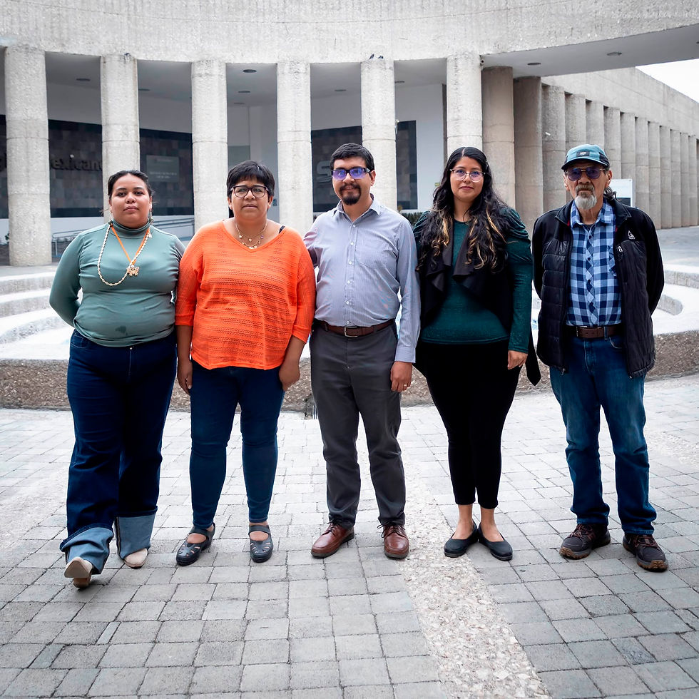 Integrantes del Colectivo Leonas México y especialistas en psicología compartiendo información sobre el TDAH en un aula escolar.
