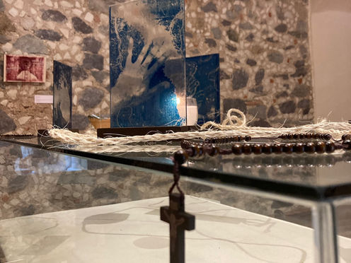 Visitantes observando una pieza fotográfica de cianotipia azul expuesta en las galerías del Instituto de Artes (IA).