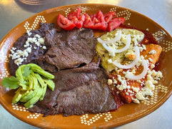 Alumnos de la UAEH cocinan mixiotes y enchiladas