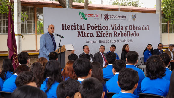 Estudiantes y autoridades de la SEPH declamando poemas durante el recital en honor al legado cultural de Efrén Rebolledo.
