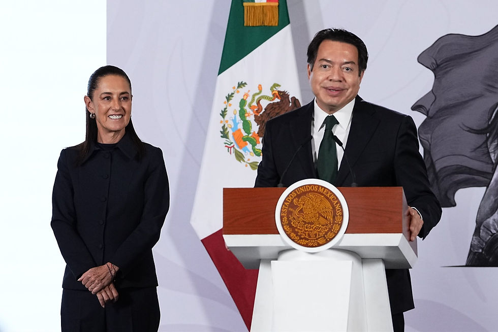 Estudiantes de bachillerato del sector público sonriendo al recibir sus apoyos educativos de las Becas para el Bienestar.