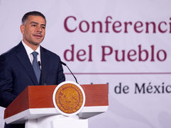 Fuerzas federales resguardando armas y cargamentos de droga asegurados en operativos contra delitos de alto impacto.