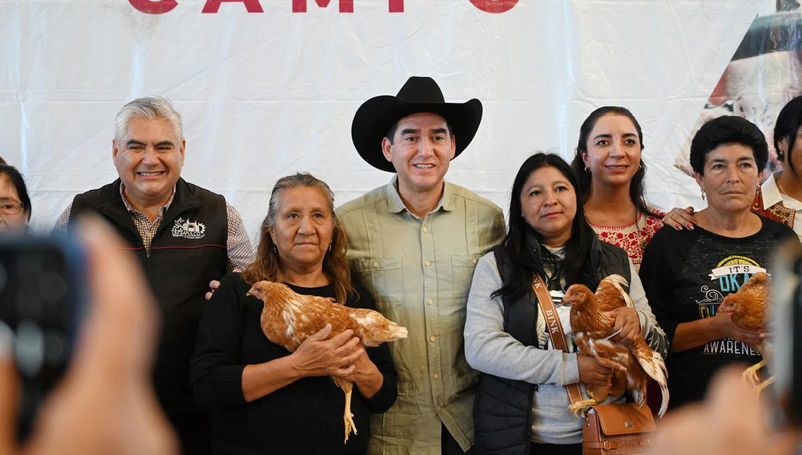 Productores agrícolas del Altiplano recibiendo bultos de semilla certificada distribuidos por la Secretaría de Agricultura y Desarrollo Rural de Hidalgo