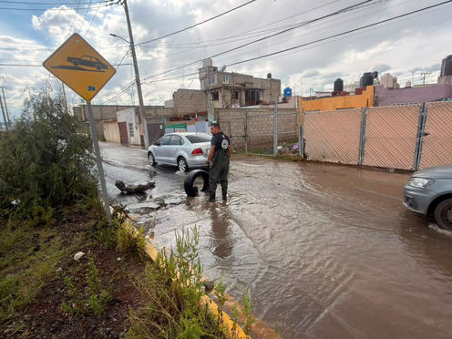 Atienden chubasco y encharcamientos en Mineral de la Reforma