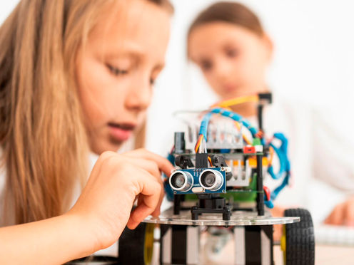 Niños participando en un taller creativo de artes plásticas dentro del Centro Mineralense de las Artes