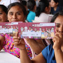 Entrega Sebiso tarjetas de programas sociales en Hidalgo