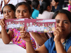 Entrega Sebiso tarjetas de programas sociales en Hidalgo