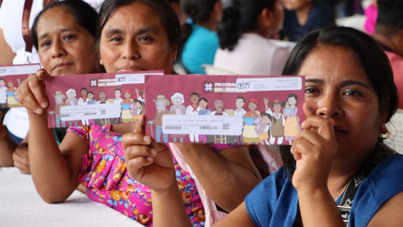 Entrega Sebiso tarjetas de programas sociales en Hidalgo