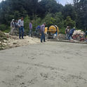 Vecinos descargando bultos de cemento donados por el Ayuntamiento de Mineral del Monte para su vialidad.