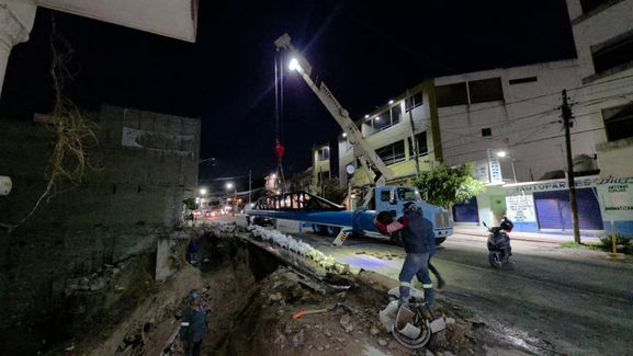 Trabajadores de la CAPyAT reparando una tubería de agua de 14 pulgadas en el bulevar Tula-Iturbe para la restitución de servicio de agua.