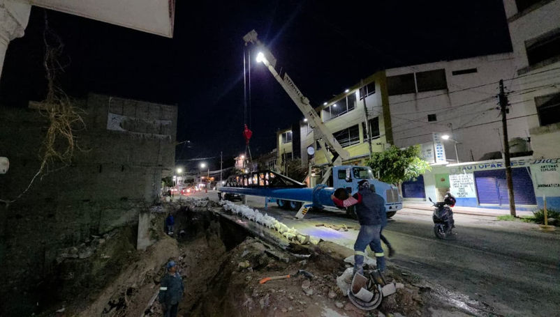 Trabajadores de la CAPyAT reparando una tubería de agua de 14 pulgadas en el bulevar Tula-Iturbe para la restitución de servicio de agua.