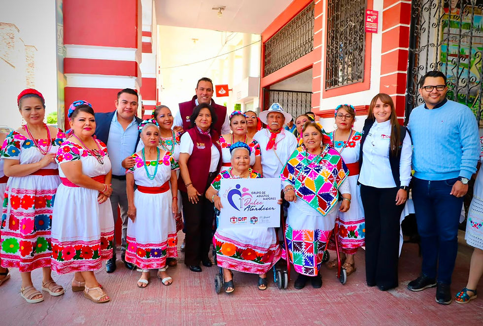 Personal del DIF atendiendo a familias en las oficinas de la Procuraduría Municipal de Protección de Niñas, Niños y Adolescentes