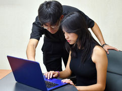 Estudiante de ingeniería en línea consultando el plan de estudios del Instituto Tecnológico Superior del Oriente del Estado de Hidalgo (ITESA) desde su computadora.
