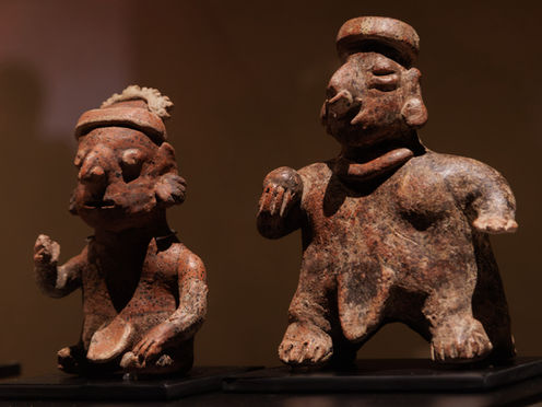 Piezas arqueológicas de origen prehispánico expuestas tras formar parte de los bienes culturales recuperados por el gobierno.