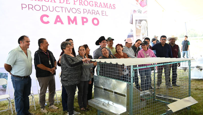 Entrega de programas productivos para el campo en Acatl谩n