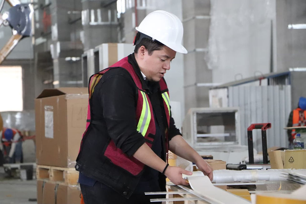 Obreros trabajando en una planta de manufactura moderna que refleja el crecimiento de la actividad industrial en la entidad.