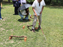 Profesores mostrando materiales didácticos táctiles diseñados para fomentar la educación inclusiva en las escuelas.