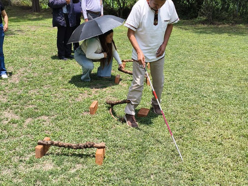 Profesores mostrando materiales didácticos táctiles diseñados para fomentar la educación inclusiva en las escuelas.
