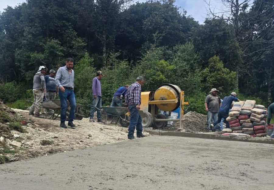 Donan cemento, grava y arena para faena comunitaria de caminos
