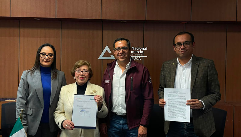 Diputados federales y empresarios hidalguenses en la presentación de la iniciativa de digitalización de CANACO SERVYTUR Pachuca y legisladores federales.