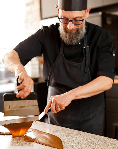 Thierry entrain de tempérer du chocolat