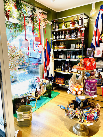 Blick auf Shop Fenster Innen 1.heic
