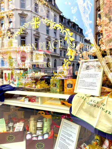 Blick Shop von außen auf Scheibe.heic