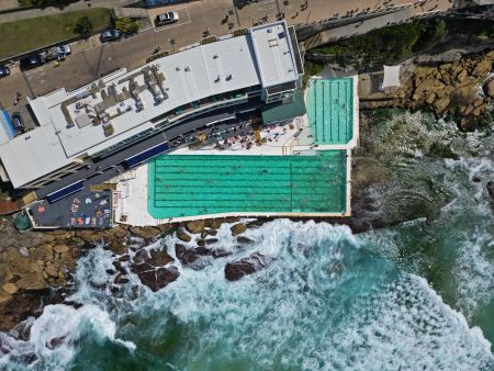 Bondi Icebergs Pool aus der Vogelperspektive wie das Meer zum Pool donnert