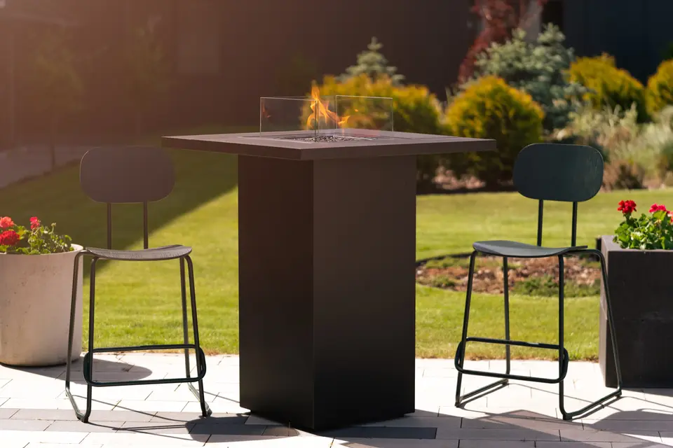 Table de terrasse Planika Square Table High avec foyer central et protection en verre