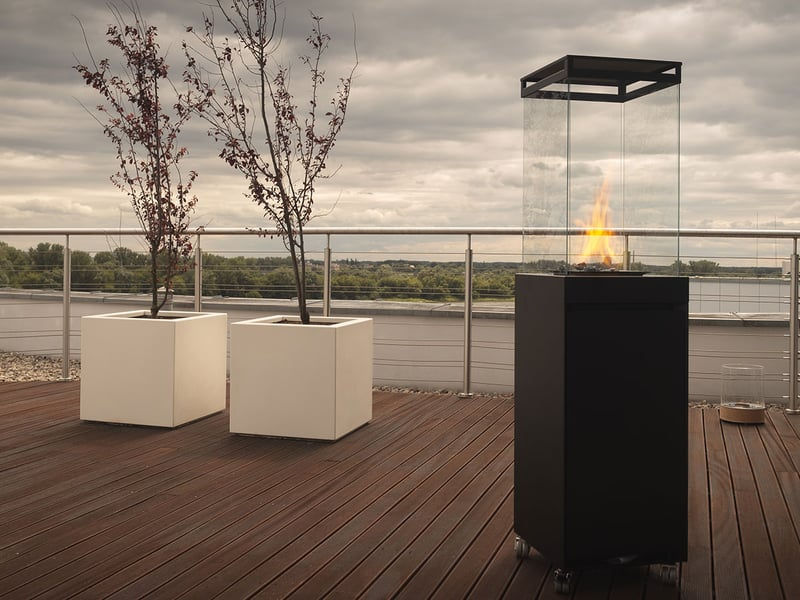 Brasero gaz design Planika Lighthouse pour terrasse, balcon ou patio