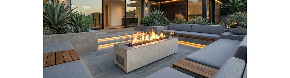 Cheminée à gaz extérieure Galaxy Fireplace Planika sur une terrasse