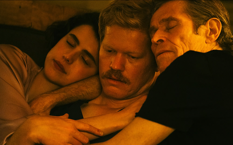 Margaret Qualley, Jesse Plemons e Willem Dafoe em Kinds of Kindness.