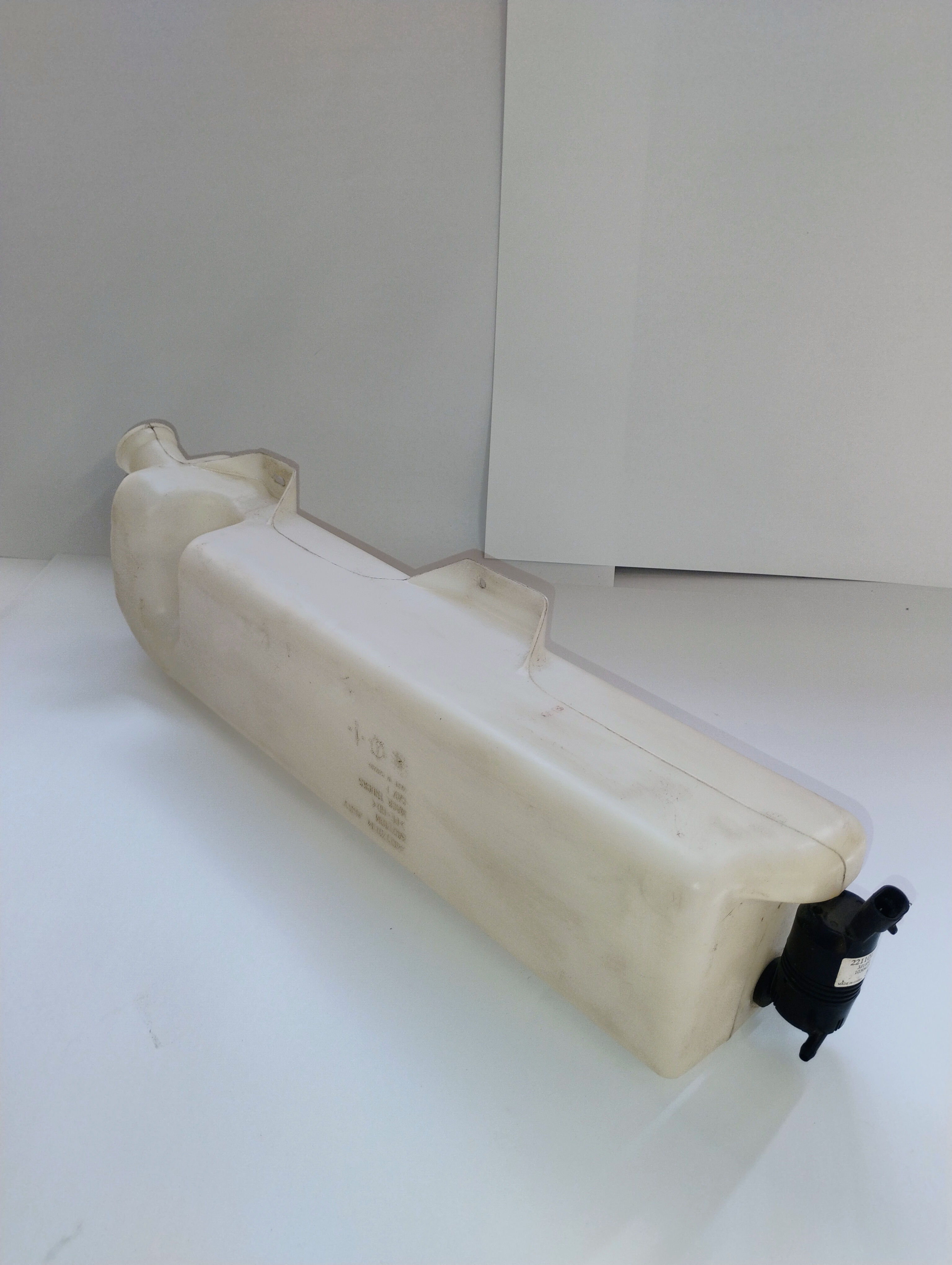 Mack 34QT410M Washer Reservoir with Valeo 22110112 Washer Pump