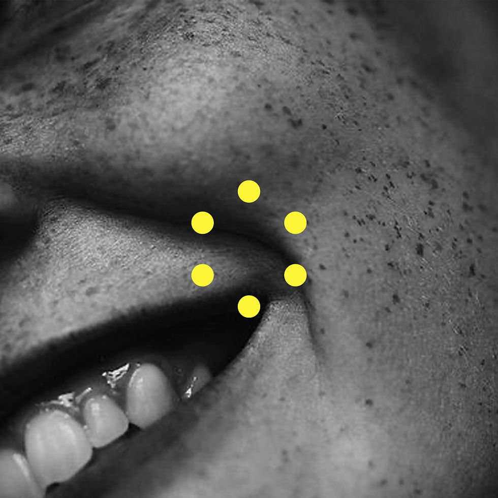 Enfoque de rostro femenino sonriente en blanco y negro con icono de la marca Catch