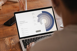 Manos de una persona cuidando una plantula