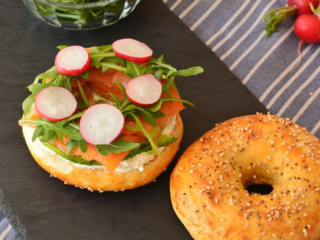 BAGEL AU BOURSIN ET SAUMON FUMÉ