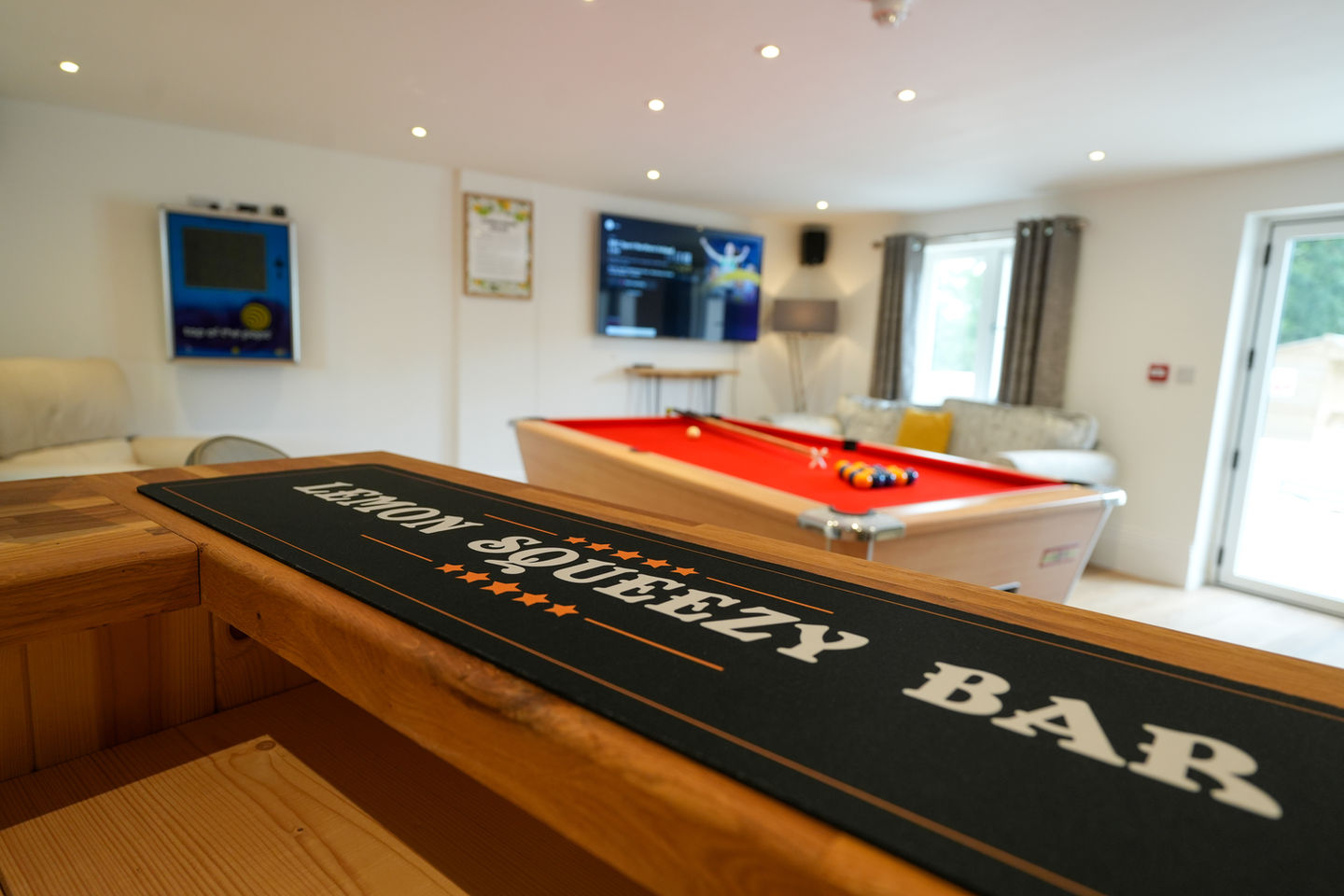 Games lounge with Lemon Squeezy bar, pool table, and smart TV at Lemon Squeezy House in Rutland.