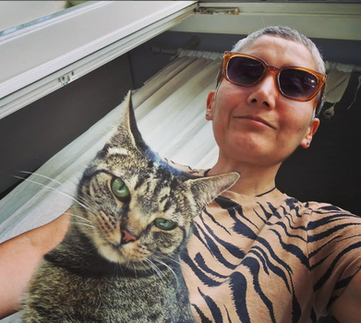 Cat sitter with cat, cat-sitting, cat sitting, cat-sitter, kattenoppas met kat, huisdierenzorg, cuidadora de gatos en Amsterdam.