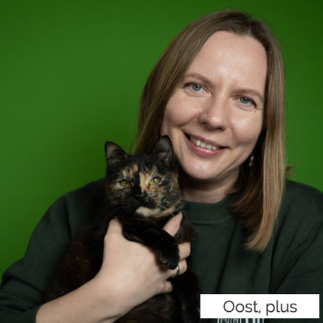 Evgeniia Demina, Miauwsterdam. Cat sitter with cat. Cat-sitter. Pet sitter. Cat-sitting. Kattenoppas.
Kattenoppas met kat in Amsterdam. Poezenoppas.