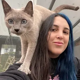 Cat sitter with cat. Cat-sitter. Pet sitter. Cat-sitting. Kattenoppas. Kattenoppas met kat in Nederland. Poezenoppas.