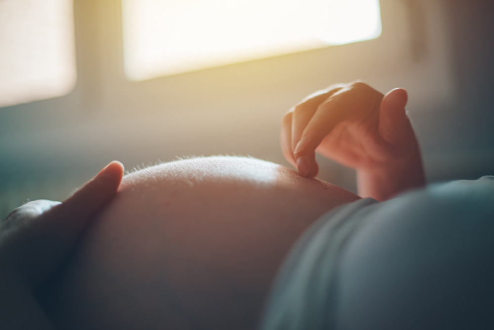 Small baby bump of women asking about weight loss during pregnancy